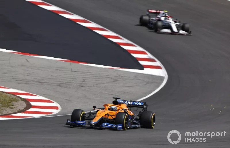 Daniel Ricciardo, McLaren MCL35M, Antonio Giovinazzi, Alfa Romeo Racing C41