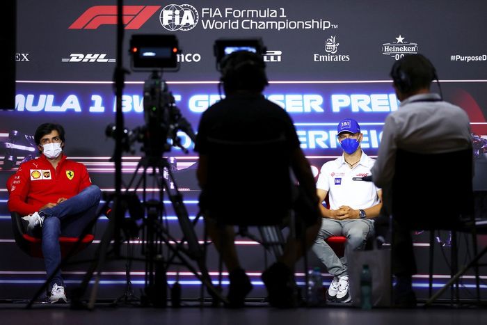 Carlos Sainz Jr., Ferrari, Mick Schumacher, Haas F1 durante la conferencia de prensa