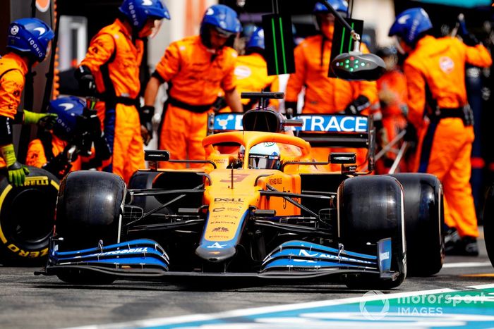 Daniel Ricciardo, McLaren MCL35M en pits