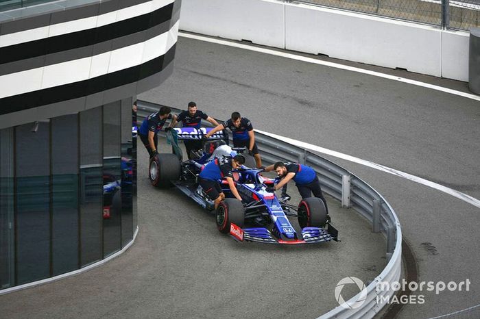 Los mecánicos de Toro Rosso mueven el coche de Daniil Kvyat, Toro Rosso STR14