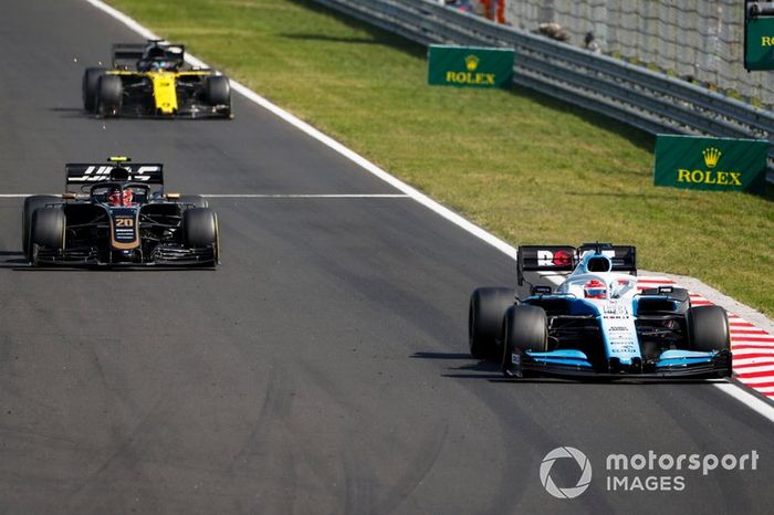 George Russell, Williams Racing FW42, lidera Kevin Magnussen, Haas F1 Team VF-19, y Daniel Ricciardo, Renault F1 Team R.S.19
