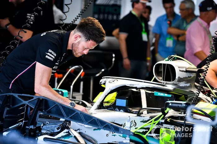 Los ingenieros instalan el nuevo halo del Mercedes AMG F1 W10 
