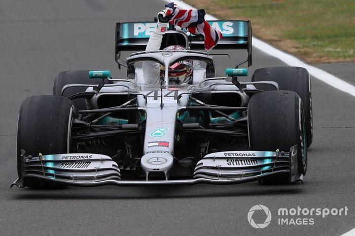 Il vincitore della gara Lewis Hamilton, Mercedes AMG F1 W10 con una bandiera