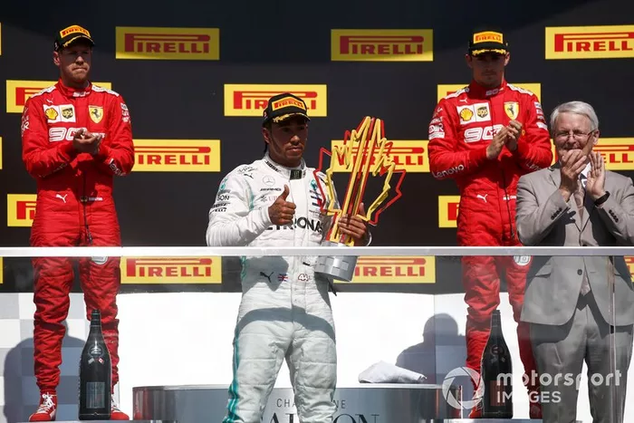 O Clima no pódio ficou tenso apesar das tentativas de Hamilton para amenizar as coisas.