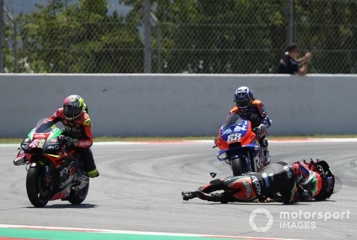 Bradley Smith, Aprilia Racing Team Gresini crashes with Aleix Espargaro, Aprilia Racing Team Gresini