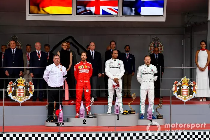Podio: segundo lugar Sebastian Vettel, Ferrari, ganador de la carrera Lewis Hamilton, Mercedes AMG F1 y tercero Valtteri Bottas, Mercedes AMG F1