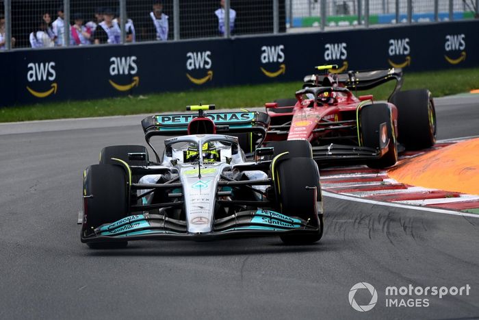 Lewis Hamilton, Mercedes W13, Carlos Sainz, Ferrari F1-75