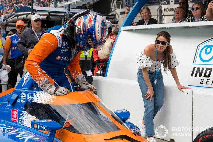 El ganador de la pole, Scott Dixon, Chip Ganassi Racing Honda, es recibido por su esposa Emma.