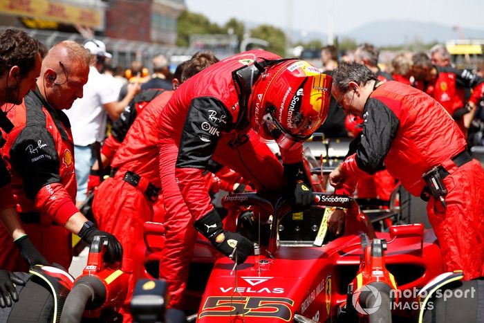 Carlos Sainz, de Ferrari, llega a la parrilla 