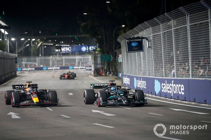George Russell, Mercedes F1 W14, lidera Max Verstappen, Red Bull Racing RB19