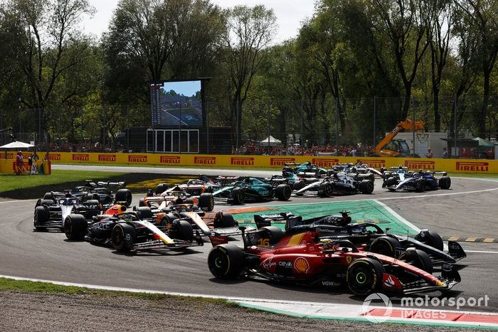 Charles Leclerc, Ferrari SF-23, George Russell, Mercedes F1 W14, Sergio Pérez, Red Bull Racing RB19, Oscar Piastri, McLaren MCL60, el resto de la parrilla en la salida.