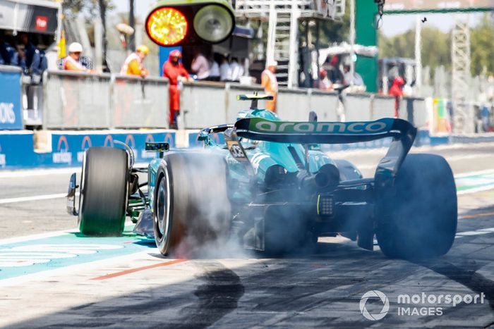 Fernando Alonso, Aston Martin AMR23, sale de su box