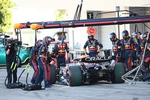 Sergio Pérez, Red Bull Racing RB19, en boxes