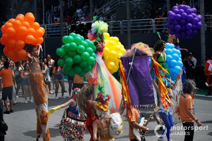 Actuaciones de carnaval en la parrilla antes de la salida