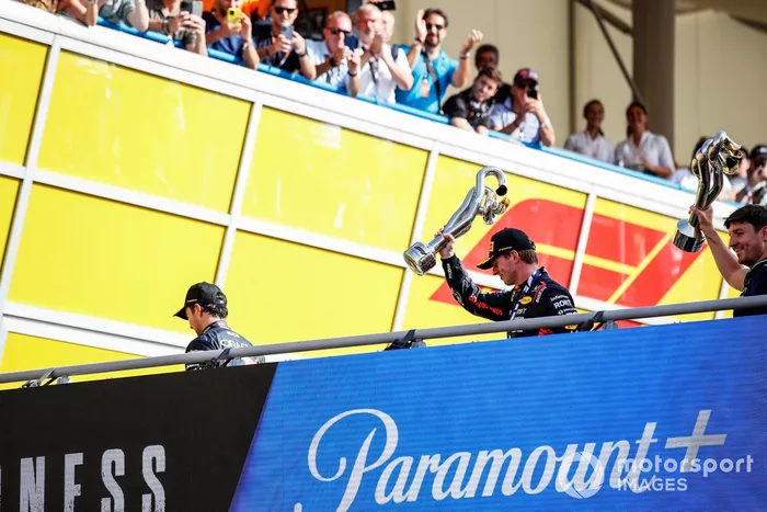 Max Verstappen, Red Bull Racing, 1ª posición, abandona el podio con su trofeo.