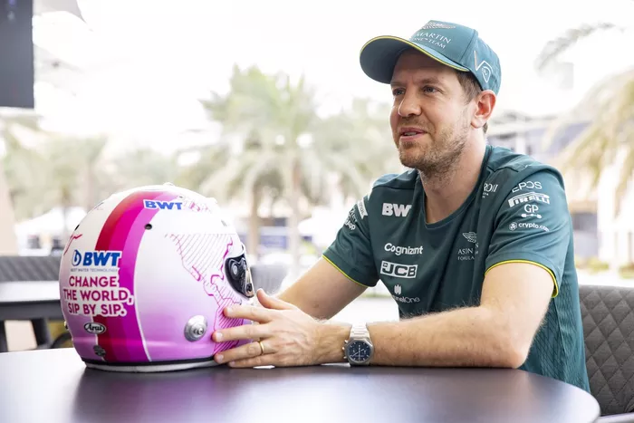 Sebastian Vettel, Aston Martin, con su casco rosa para 2021