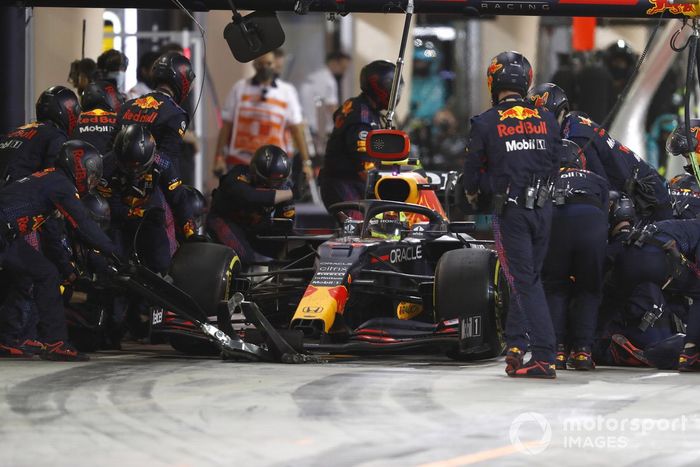 Sergio Perez, Red Bull Racing RB16B,  pit stop