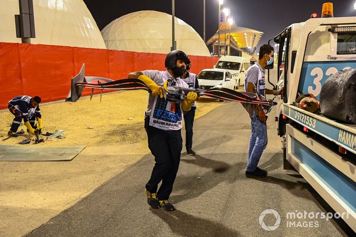 Oficiales remueven el alerón dañado del monoplaza de Alexander Albon, Red Bull Racing RB16