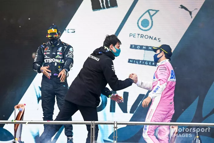 Podio: Toto Wolff, Director Ejecutivo Mercedes AMG y el segundo lugar Sergio Pérez, Racing Point