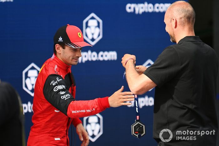 Charles Leclerc, Ferrari, 2º puesto, recibe su medalla tras la carrera Sprint