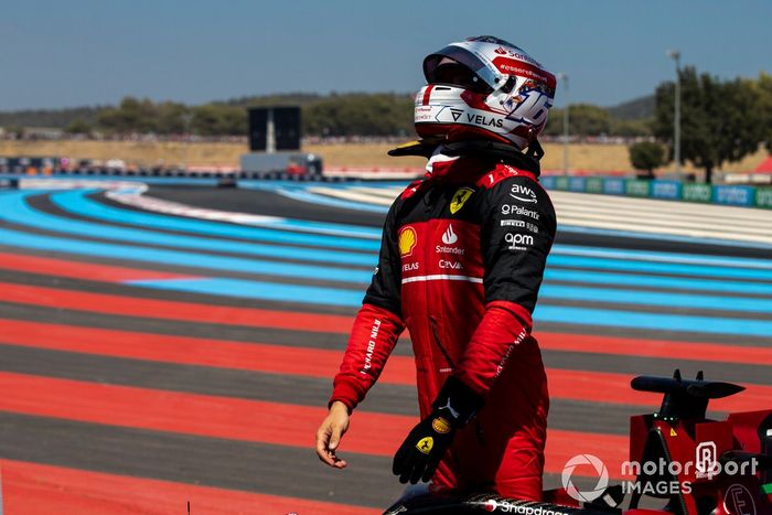 Charles Leclerc, Ferrari F1-75, sale de su coche tras estrellarse en Le Beausset