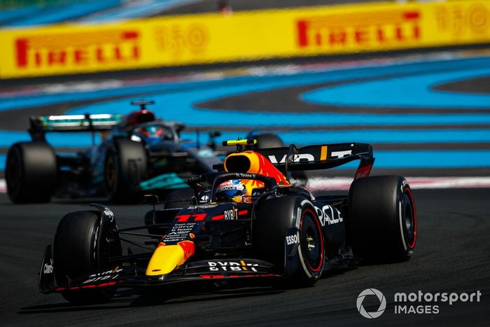 Sergio Pérez, Red Bull Racing RB18, George Russell, Mercedes W13