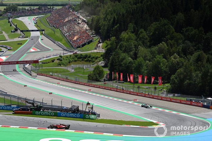 Charles Leclerc, Ferrari F1-75, Lewis Hamilton, Mercedes W13