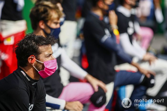 Daniel Ricciardo, Renault F1, se arrodilla en apoyo de la campaña 
