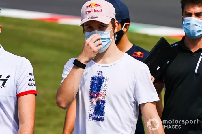 Juri Vips, Dams  cammina in pista