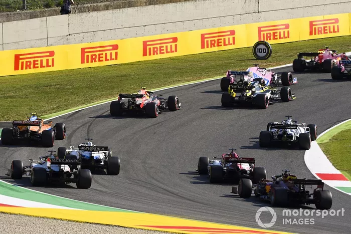 Charles Leclerc, Ferrari SF1000, Lance Stroll, Racing Point RP20, Sergio Pérez, Racing Point RP20, Daniel Ricciardo, Renault F1 Team R.S.20, Alex Albon, Red Bull Racing RB16, al inicio