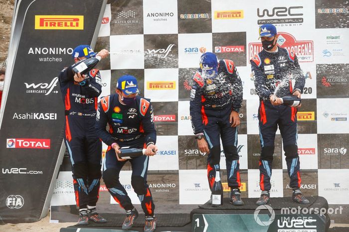 Podio: ganador de la carrera Dani Sordo, Carlos Del Barrio, Hyundai Motorsport Hyundai i20 Coupe WRC, segundo lugar Thierry Neuville, Nicolas Gilsoul, Hyundai Motorsport Hyundai i20 Coupe WRC