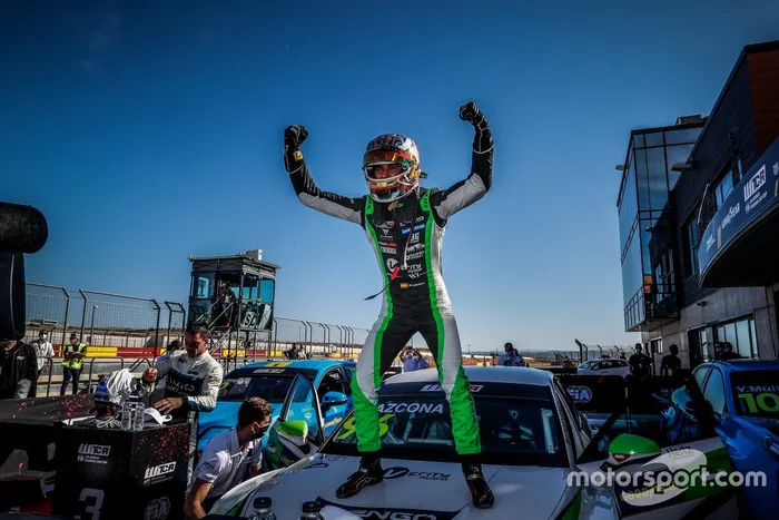 Il vincitore della gara Mikel Azcona, Zengo Motorsport Services KFT CUPRA León Competición TCR