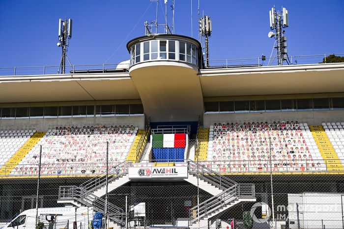 Aficionados falsos en las gradas de Monza