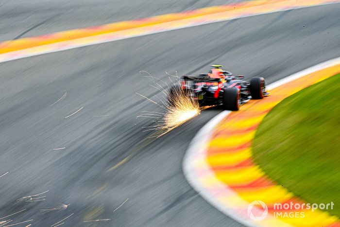 Alex Albon, Red Bull Racing RB16 sacando chispas