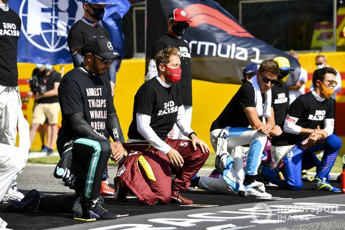 Lewis Hamilton, Mercedes-AMG F1, Sebastian Vettel, Ferrari, George Russell, Williams Racing, en apoyo de la campaña para el fin del racismo