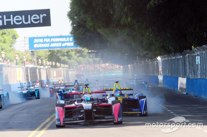 Sam Bird, DS Virgin Racing Formula E Team lidera en la primera curva