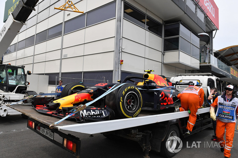 El coche chocado de Max Verstappen, Red Bull Racing RB14 es llevado a los boxes