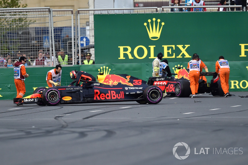 Les voitures endommagées de Max Verstappen, Red Bull Racing RB14 et Daniel Ricciardo, Red Bull Racing RB14