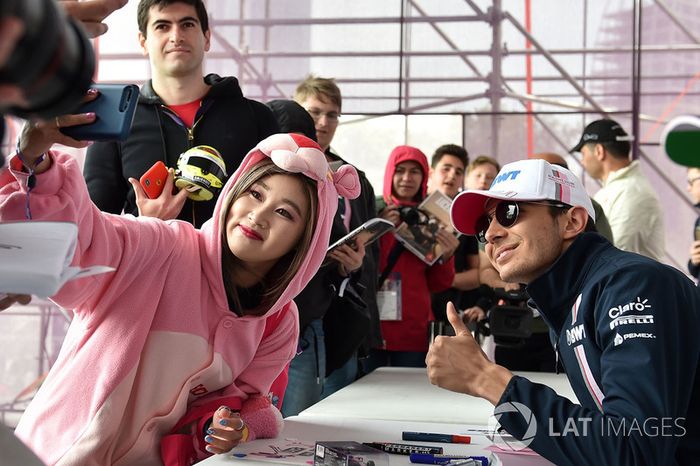 Una fan vestida de pantera rosa y Esteban Ocon, Force India F1