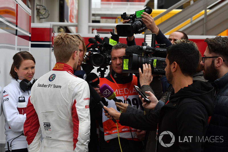 Marcus Ericsson, Alfa Romeo Sauber F1 Team talks with the media