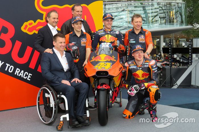 Pit Beirer, jefe de la división de competición de KTM, Mika Kallio, Pol Espargaro, Bradley Smith, Hubert Trunkenpolz, miembro de KTM, Mike Leitner, Team manager de Red Bull KTM Factory Racing