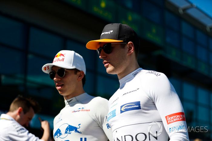 Pierre Gasly, Toro Rosso, Stoffel Vandoorne, McLaren, en el desfile de pilotos