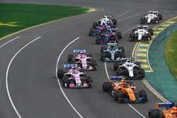 Sergio Perez, Force India VJM11 et Stoffel Vandoorne, McLaren MCL33 au départ