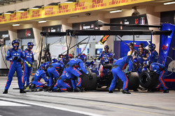 Brendon Hartley, Scuderia Toro Rosso STR13 in the pits