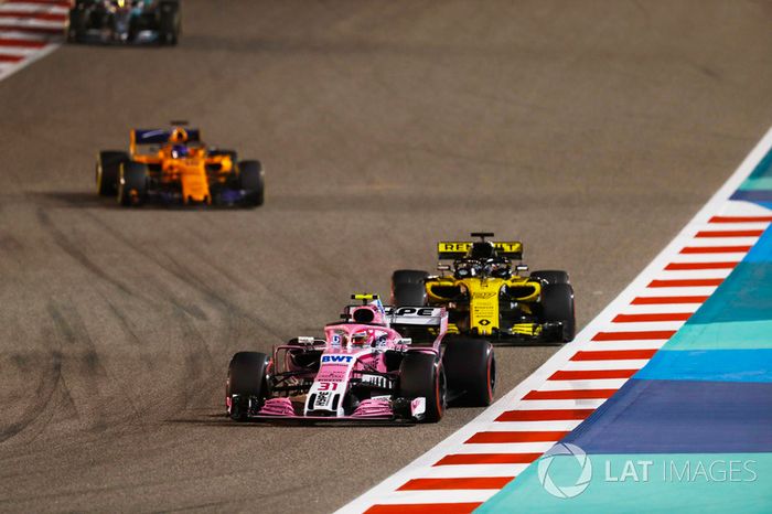 Esteban Ocon, Force India VJM11 Mercedes, Nico Hulkenberg, Renault Sport F1 Team R.S. 18, y Fernando Alonso, McLaren MCL33 Renault