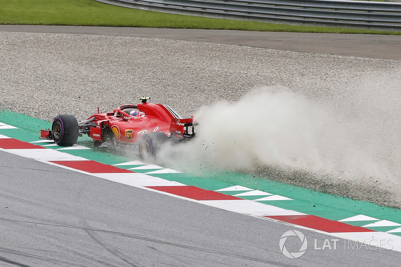 Kimi Raikkonen, Ferrari SF71H, corre a través de una trampa de grava, levantando polvo y piedras
