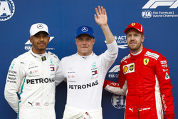 Il poleman Valtteri Bottas, Mercedes AMG F1, il secondo qualificato Lewis Hamilton, Mercedes AMG F1, il terzo qualificato Sebastian Vettel, Ferrari