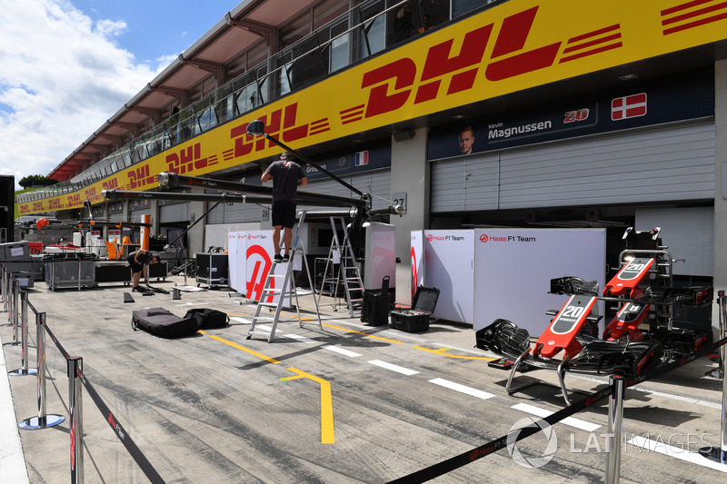 Preparazione del box del team Haas F1