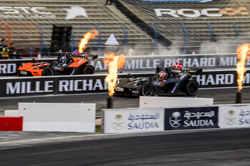David Coulthard conduce el KTM X-Bow Comp R beats Tom Kristensen