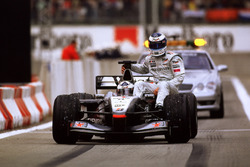 Mika Hakkinen, McLaren est ramené par David Coulthard, McLaren